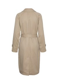 Impermeabile beige con vita regolabile, maniche lunghe e colletto a rever. Tessuto liscio e leggero con taglio dritto e apertura posteriore.
