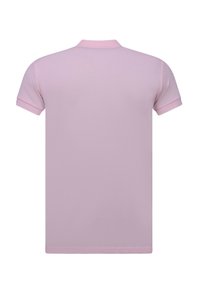 Lichtroze polo shirt met een klassieke kraag, korte mouwen en ribgebreide manchetten. Gladde, gestructureerde stof zonder zichtbare patronen of accenten.