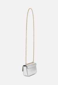 Srebrna skórzana torba na ramię z złotym łańcuszkiem, prostokątny kształt, gładka faktura i zapięcie na klapkę.