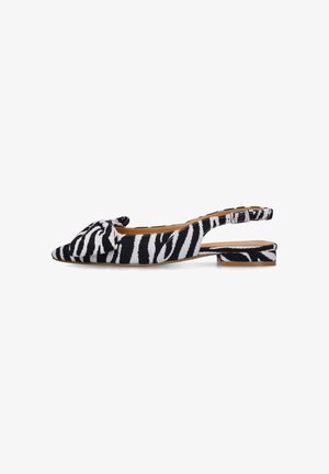 Zwart-witte zebraprint slingback platte schoen met een puntige neus en een decoratieve strik aan de voorkant.