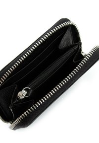 Cartera de cuero negra con cremallera plateada, abierta para mostrar múltiples ranuras para tarjetas y un compartimento central con cremallera para monedas.