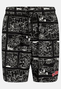 Svart shorts med et tegneserierutepanel i hvitt, som viser tegneseriescener og onomatopoetiske lyder. Justerbar midje med snor.