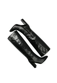 Bottes noires en cuir jusqu'au genou avec un bout pointu, un talon épais et une fermeture éclair sur le côté ; texture lisse avec une finition brillante.