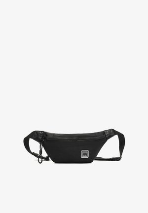 Juodas fanny pack'as, pagamintas iš patvarios medžiagos, su užtrauktuku, reguliuojamu diržu ir logotipo patekimu priekyje. Kompaktiškas ir lengvas dizainas.