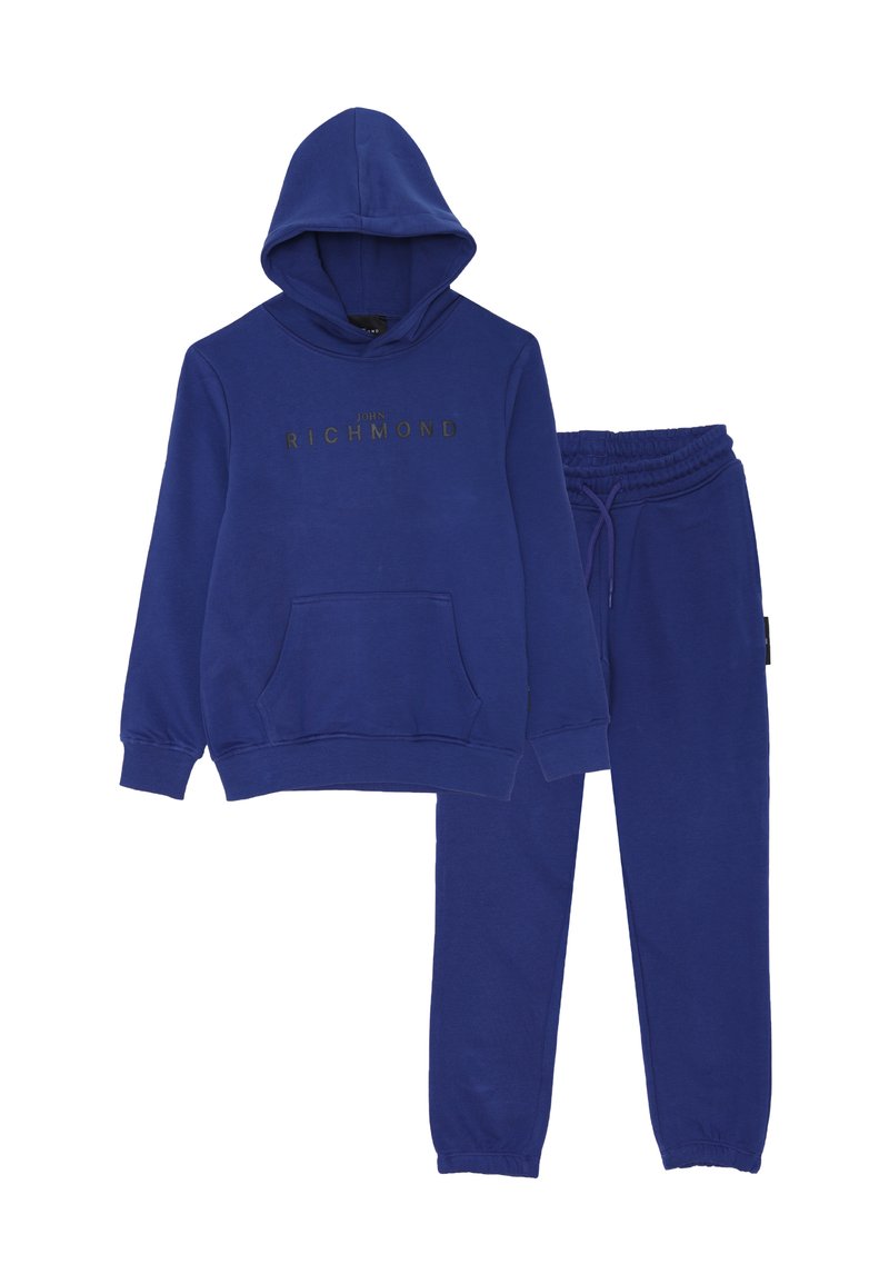 Set di felpa blu con cappuccio e pantaloni abbinati, con il testo "John Richmond" sul petto, dotato di tasca frontale e polsini elasticizzati.