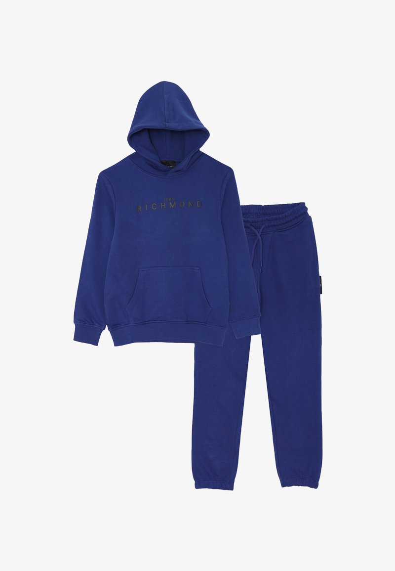Set di felpa blu con cappuccio e pantaloni abbinati, con il testo "John Richmond" sul petto, dotato di tasca frontale e polsini elasticizzati.