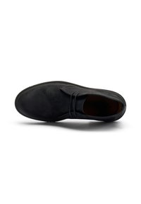 Scarpa formale da uomo in suede nero con chiusura a lacci a due occhielli, punta rotonda e tacco basso, vista dall'alto su sfondo bianco.