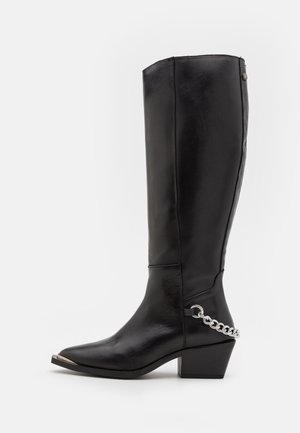 Czarne skórzane kozaki do kolan z wypłaszczonym czubkiem, akcentem w postaci srebrnego łańcuszka na obcasie i obcasem w kształcie prostokąta, o gładkiej fakturze i eleganckim designie.