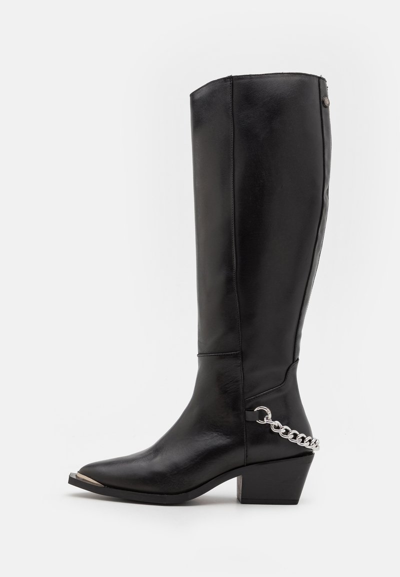 Botte en cuir noir montante avec bout pointu, accent en chaîne argentée sur le talon et talon en bloc, présentant une texture lisse et un design élégant.