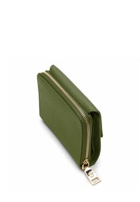 Portefeuille en cuir vert avec une finition texturée. Il dispose d'une fermeture éclair dorée, d'un design compact et d'une ouverture à rabat pour un accès facile.