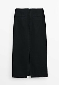 Jupe noire midi en tissu lisse, dotée d'une fermeture éclair au dos, de deux poches arrière et d'une fente centrale pour plus de liberté de mouvement.
