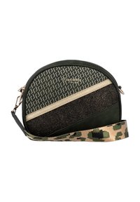 Halvmåneformet crossbody taske med mønstret stof, mørke og beige diagonal paneler, gyldent logo og camouflage rem på hvid baggrund.
