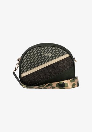 Halbmondförmige Umhängetasche aus gemustertem Stoff, dunklen und beigen diagonalen Panels, mit goldenem Logo und Camouflage-Trageriemen auf weißem Hintergrund.