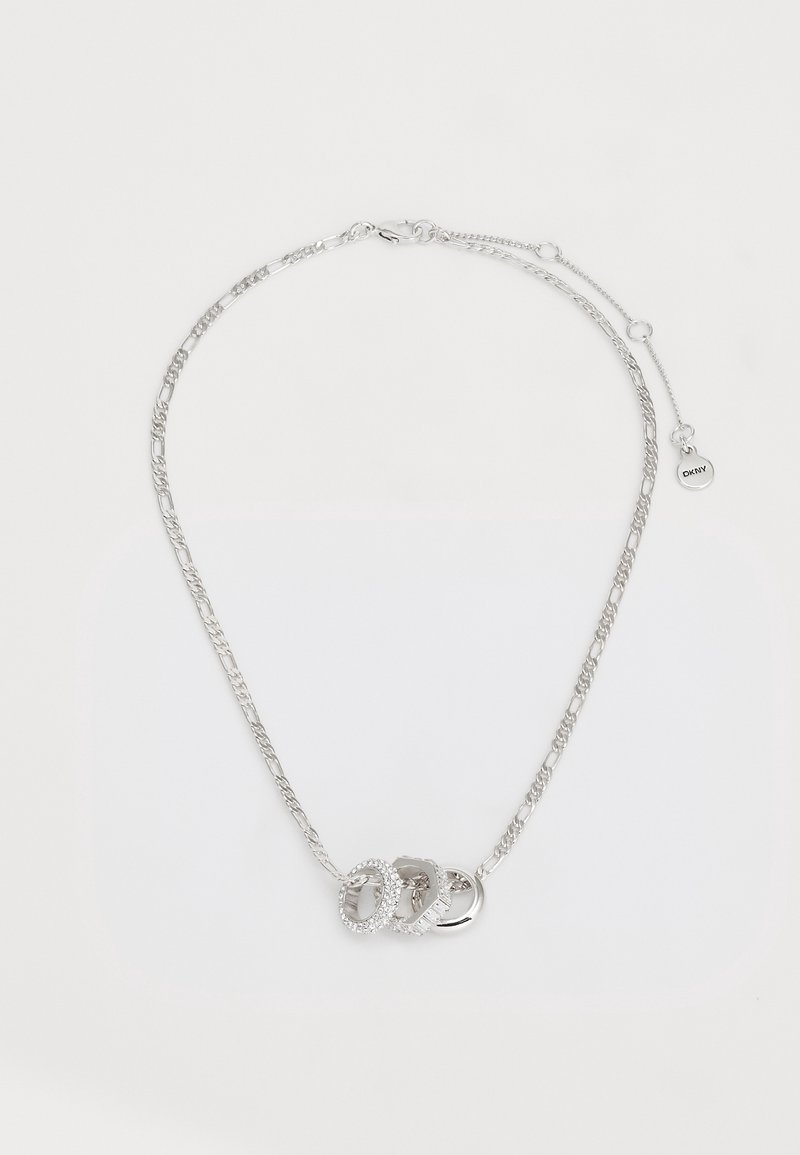 Collier chaîne en argent avec trois anneaux entrelacés, dont un serti de petits cristaux, et un fermoir réglable avec une étiquette DKNY.