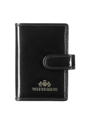 Portefeuille en cuir verni noir avec une texture lisse, doté d'une fermeture à pression, d'un accent logo doré et de bords propres. Forme rectangulaire compacte.