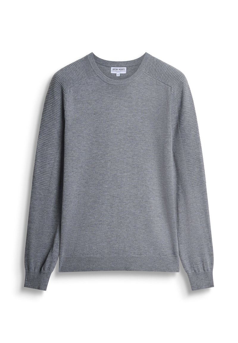 Maglione grigio realizzato in materiale morbido, con scollatura a girocollo, dettagli a costine sulle spalle e sui polsini, e una vestibilità rilassata.