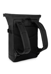 Czarny plecak typu roll-top z wyściełanym siateczkowym tyłem, regulowanymi szelkami, uchwytem u góry i bocznymi detalami w postaci klamry.