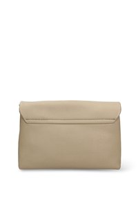 Borsa clutch in pelle beige con una texture liscia, patta pieghevole e sottile dettaglio di cucitura sul davanti. Forma rettangolare compatta.