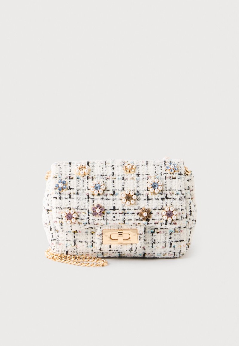 Petit sac à main rectangulaire blanc en tweed avec des décorations de fleurs multicolores en perles et une bandoulière chaîne dorée avec fermoir.