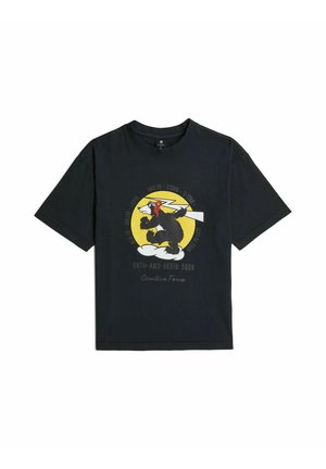 T-shirt noir à manches courtes avec un chien cartoon portant un masque rouge et des gants, debout sur des nuages à l'intérieur d'un cercle jaune avec du texte autour.