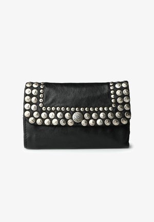 Bolso de mano negro de cuero con tachuelas plateadas a lo largo del borde superior. Cuenta con cierre de botón y una superficie lisa y texturizada. Forma rectangular.