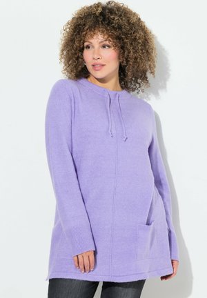 Un pull oversized lilas en tissu doux, avec une capuche à cordon, des poignets côtelés et une poche frontale. Texture lisse, coupe décontractée.