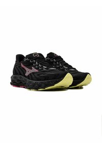 Zapatillas deportivas negras con parte superior de malla, acentos en rosa y una suela de goma texturizada con detalles amarillos y un diseño en forma de ola.