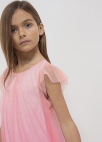 Rotes Kleid mit einem Farbverlaufseffekt, das transparente, Rüschensleeves hat. Der Stoff hat ein weiches, strukturiertes Aussehen mit dezenten Glitzerpartikeln.