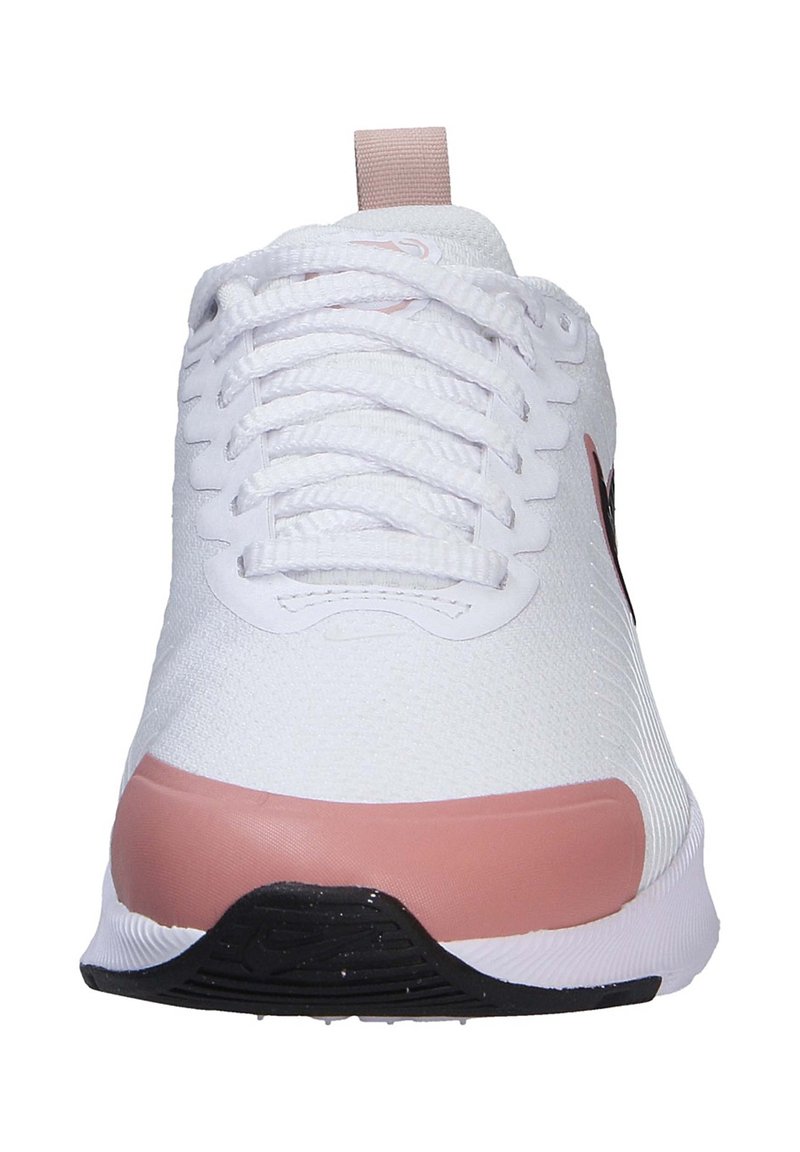 Chaussure de course blanche avec une tige en maille texturée, accents roses sur le talon et semelle en caoutchouc noir. Présente des lacets blancs et une petite languette.