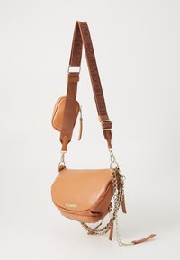Sac en cuir marron en bandoulière avec une forme ronde, des accents en chaîne et une sangle à motif. Comprend une mini pochette détachable.