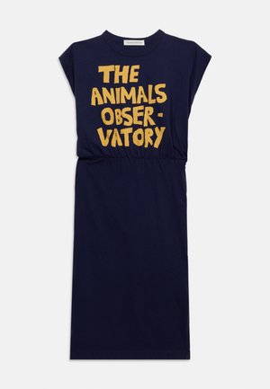 Marineblaues ärmelloses Kleid mit geraffter Taille und großem senfgelbem Text auf der Brust mit der Aufschrift "THE ANIMALS OBSERVATORY".