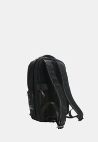 Zaino nero con un esterno in tessuto texturizzato, spallacci imbottiti e una tasca laterale con zip; presenta un design elegante e aerodinamico.