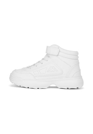 Hvid højtop sneaker med snørebånd foran og velcrolukning, tyk sål og mærkelogo på siden.