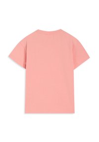 Camiseta de algodón rosa con cuello redondo y mangas cortas. Textura suave, corte recto, sin patrones ni gráficos visibles.