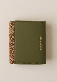 Portafoglio verde pieghevole con pannello laterale in pelle marrone texturizzata, logo dorato "BORBONESE" sul fronte su uno sfondo beige.