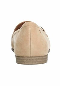 Beige suède instap schoen met een lage, bruine textured hak en subtiele hardware details aan de zijkant. Gladde afwerking met een ronde achterkant.