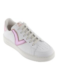 Baskets blanches avec une bande latérale texturée rose et or, dotées d'un upper en cuir lisse, d'un bout rond et de lacets beiges.