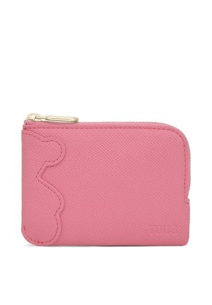 Cartera con cremallera de cuero rosa texturizado, con un detalle de diseño en forma de ondas en el lado izquierdo y un tirador de cremallera dorado en la parte superior.