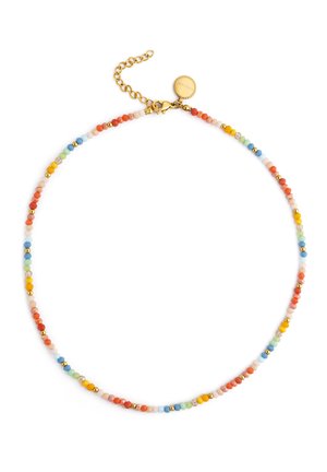 Delicado collar de cuentas con pequeñas piedras multicolores y cuentas separadoras doradas, con cierre de cadena dorada y etiqueta redonda.