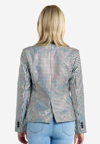 Iridescent blazer z vzorom, prilegajočega kroja, z zadnjim razporkom in dvema gumboma na rokavih. Tekstura v obliki mreže.