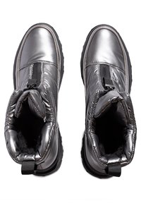 Bottes isolées argentées avec une finition lisse et brillante, détail de fermeture éclair, col rembourré et semelle en caoutchouc texturée.
