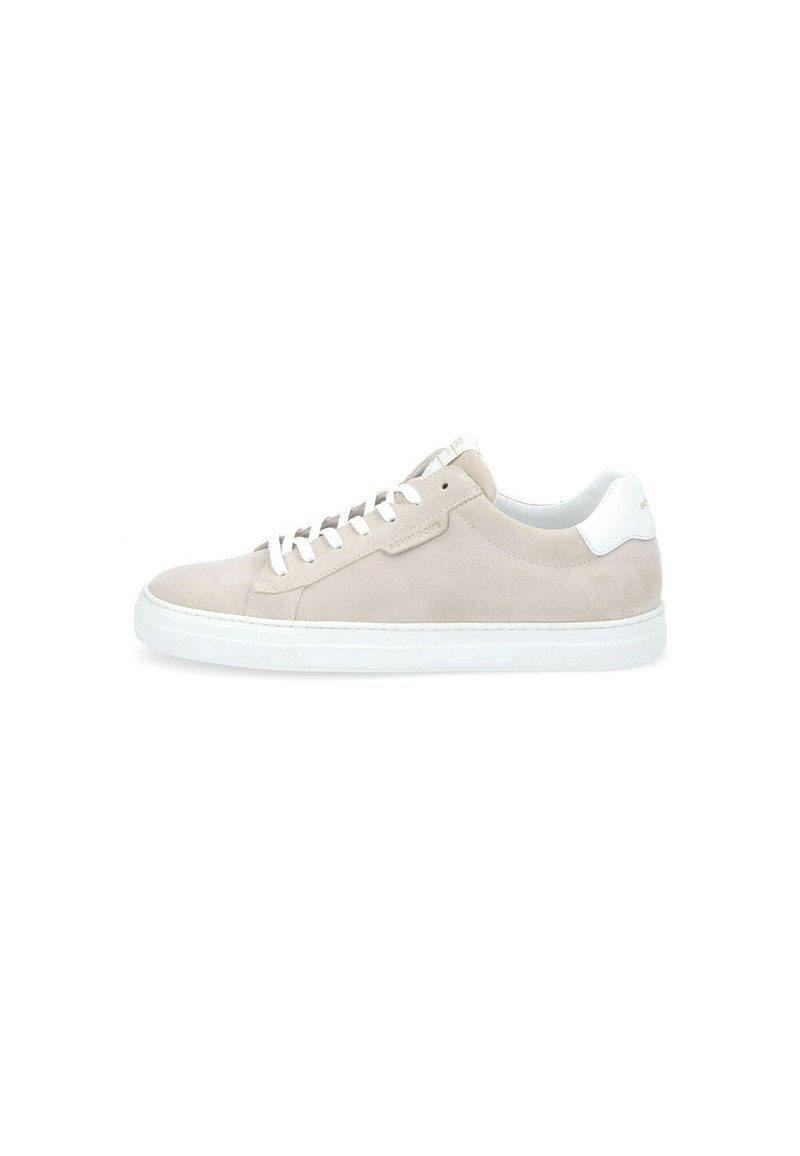 Beige Wildlederschuh mit weißer Gummisohle, ausgestattet mit einem Schnürdesign, einem gepolsterten Kragen und einem kleinen Logo-Akzent nahe der Ferse.