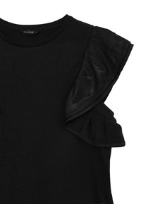 T-shirt nera con scollatura rotonda, maniche corte e dettagli arricciati realizzati in tessuto opaco e lucido a contrasto.