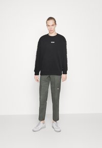 Levi's® RELAXED GRAPHIC CREWNECK SWEATSHIRT - Felpa -  caviar