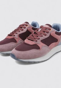 Sneakers i en blandning av vinröd, rosa och grå mocka och mesh-material. Har rund snörning, vadderad plös och en strukturerad gummisula.