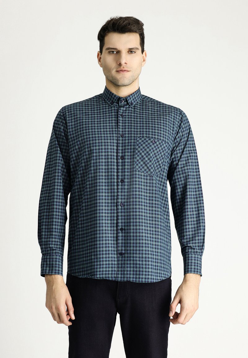 Camicia a maniche lunghe con bottoni in un motivo a quadri blu scuro e verde, con taschino sul petto, vestibilità su misura e una texture del tessuto morbida.