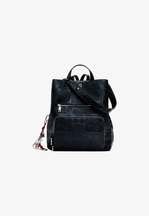 Mochila de cuero negro con relieve de caras y logotipos de Mickey Mouse, bolsillo frontal con cremallera, correa de hombro con tachuelas y llavero con charms rojos y blancos.