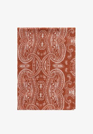 Ruston värinen kangas, jossa on monimutkaisia valkoisia paisley-kuvioita, kiepsahduksia ja kukka-aiheita, pehmeällä, rakenteellisella pinnalla.