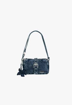 Denim schoudertas met verstelbare riem, zilveren hardware, gespsluiting aan de voorkant en marineblauwe bloemaccent. Merklogo zichtbaar.