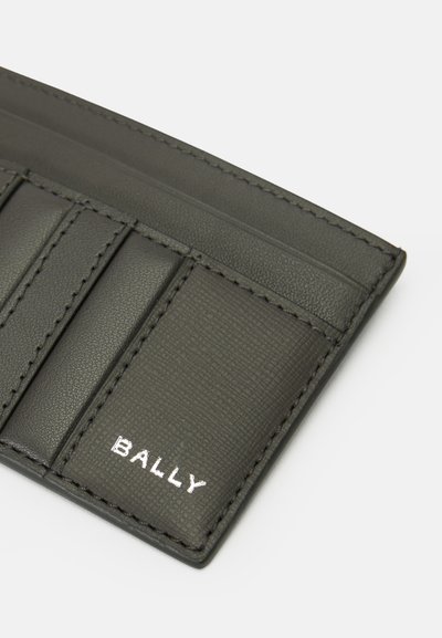 Cardholder din piele neagră cu multiple sloturi și un logo argintiu "BALLY" embosat în colțul din dreapta jos.